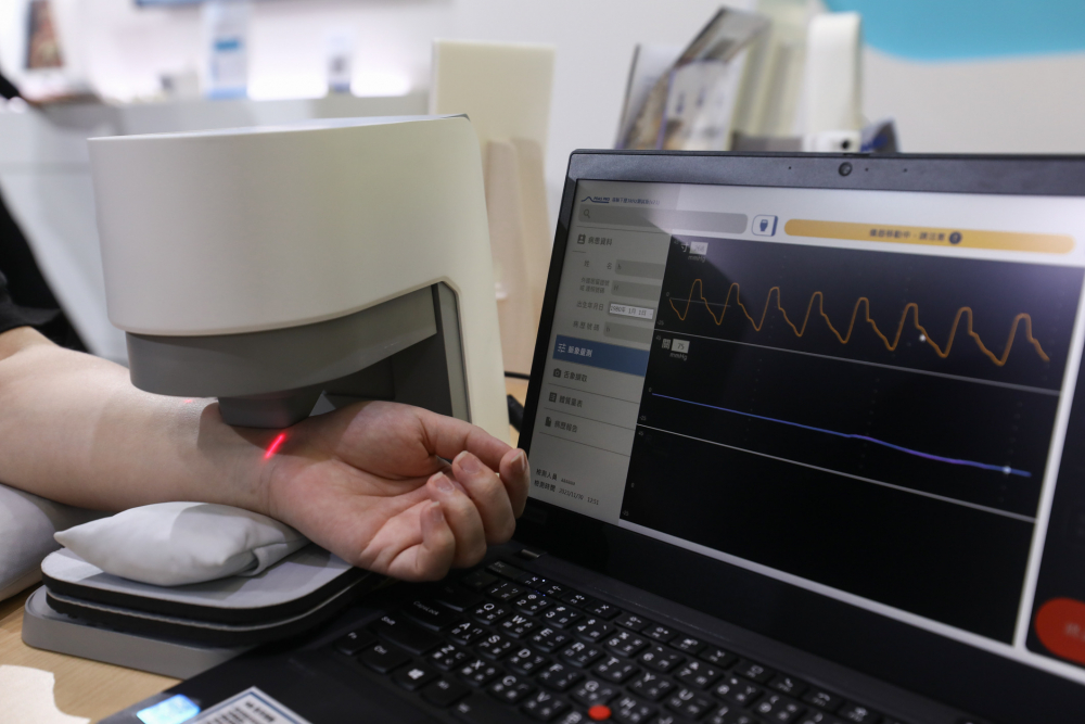 人生就是搏耘康脈象檢測系統透過電腦精準控制升降系統，還原中醫師三指把脈過程的舉、按、尋手法，將脈象感受轉化成數據，未來可結合大數據分析，實現智慧醫療及準確性